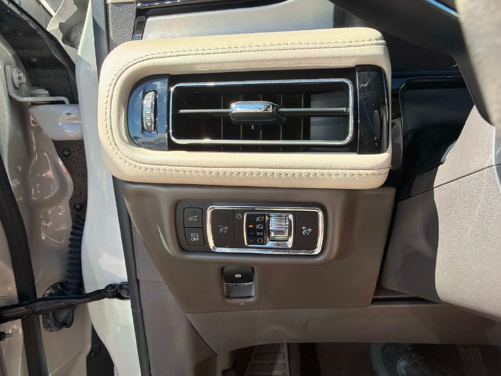 Used 2023 Lincoln Nautilus FWD w/ Premium Package image 31