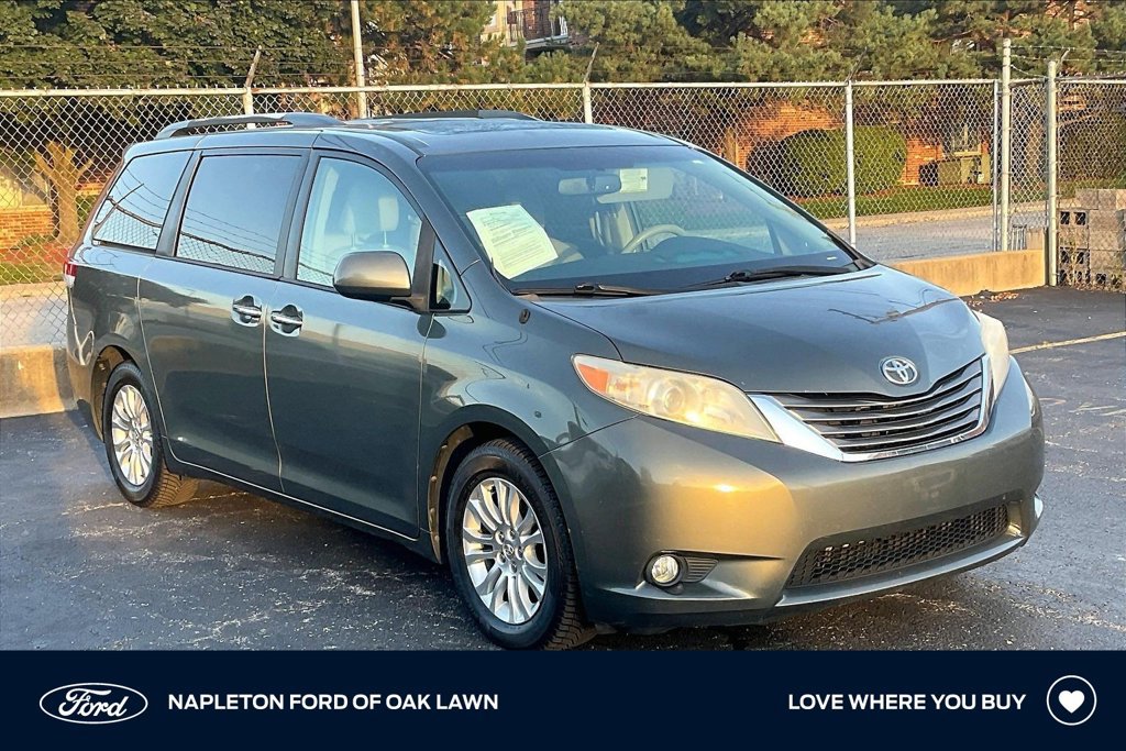 Used 2013 Toyota Sienna XLE FWD image 1