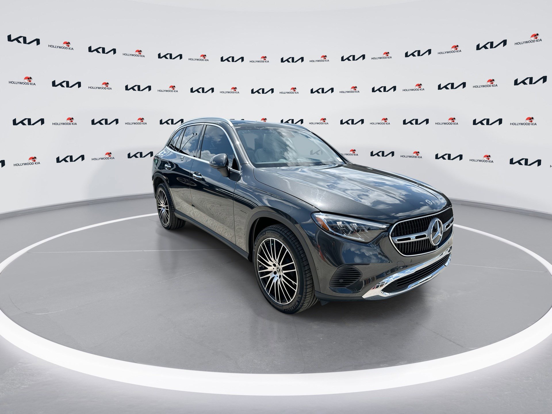 Used 2025 Mercedes-Benz GLC 300 image 2