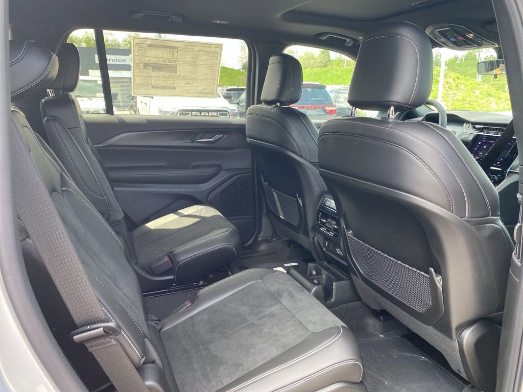 New 2025 Jeep Grand Cherokee L Altitude AWD/4WD image 14