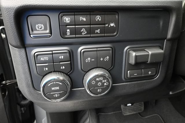 New 2026 Chevrolet Suburban RST w/ RST Capability Package AWD/4WD image 21