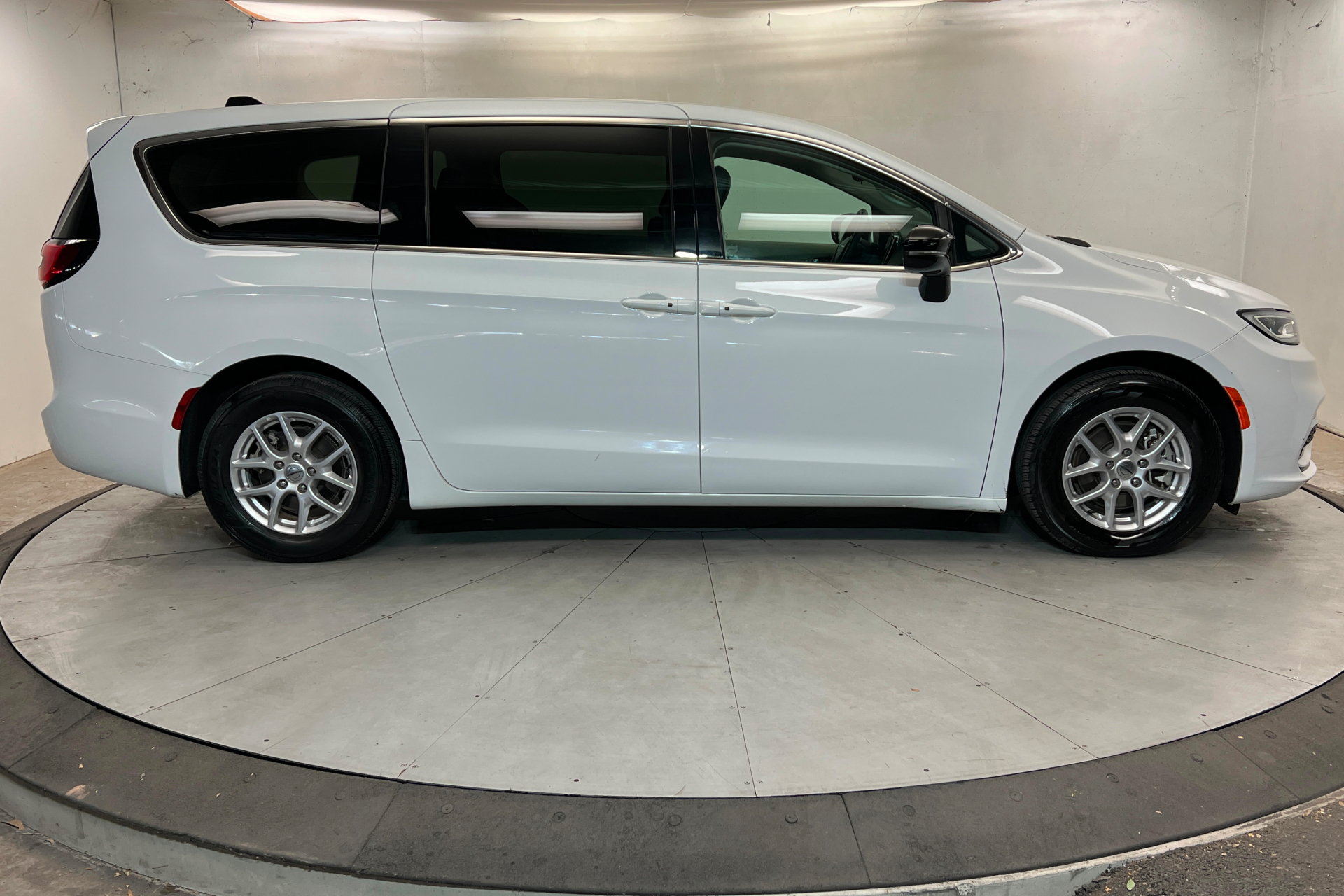 Used 2024 Chrysler Pacifica Touring-L FWD image 7