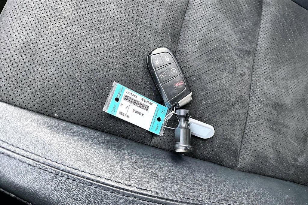 Used 2022 Jeep Grand Cherokee Laredo X image 30