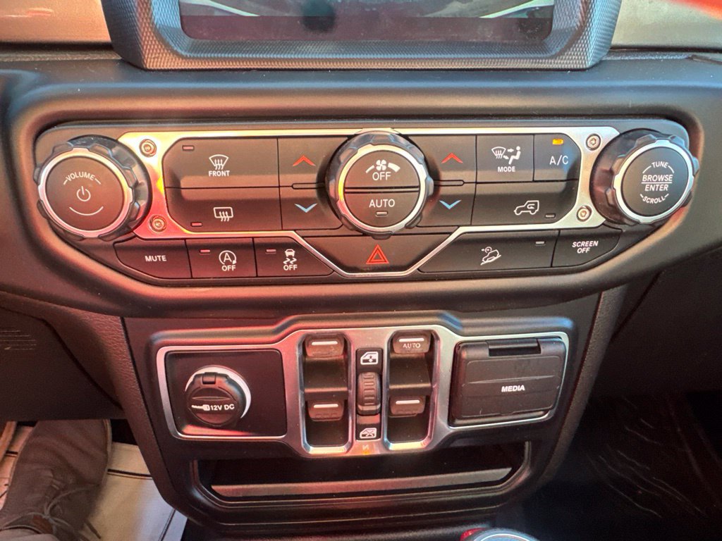 Used 2019 Jeep Wrangler Unlimited Sahara w/ Uconnect 4C Nav & Sound Group AWD/4WD image 7