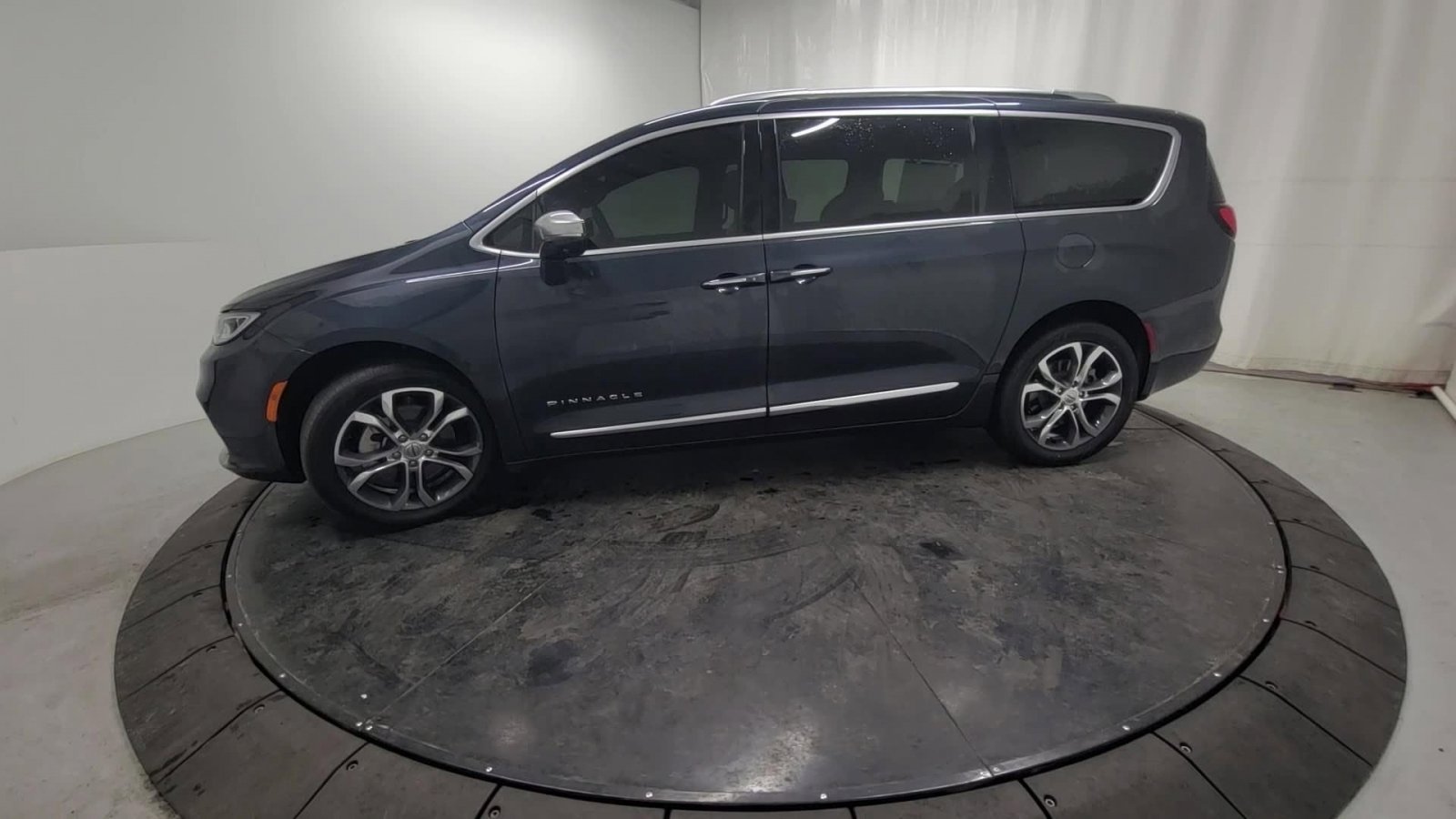 Used 2021 Chrysler Pacifica Pinnacle image 4