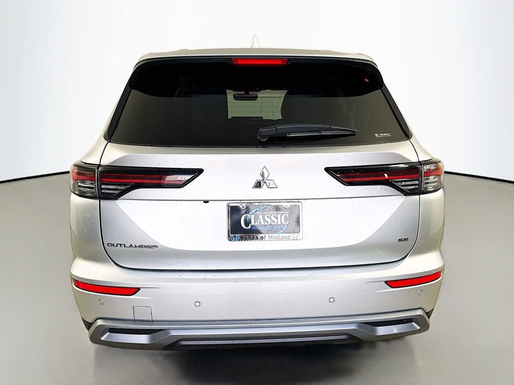 Used 2025 Mitsubishi Outlander SE image 6