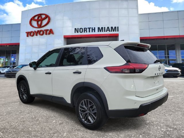 Used 2024 Nissan Rogue S FWD image 3