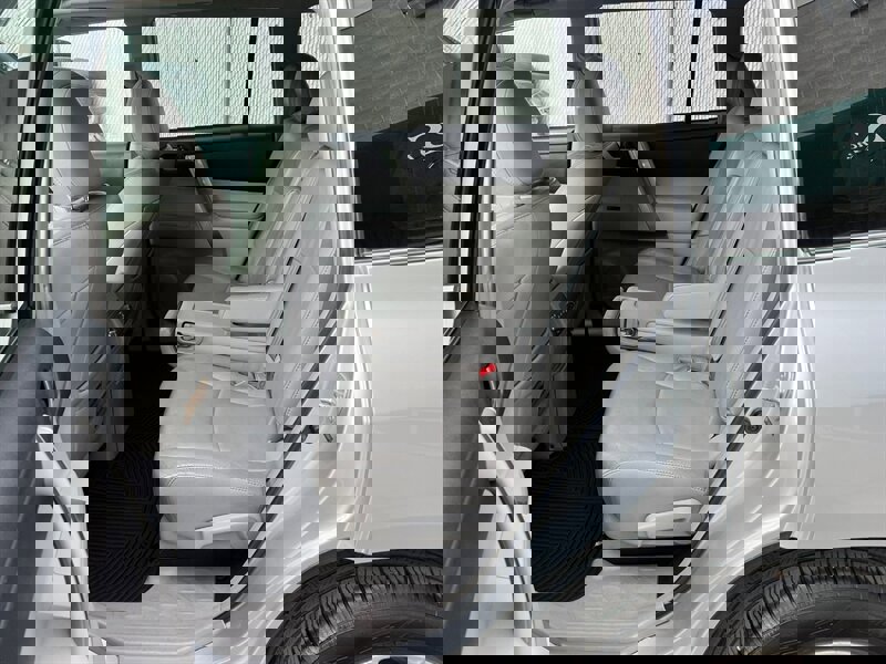 Used 2011 Toyota Highlander SE image 19