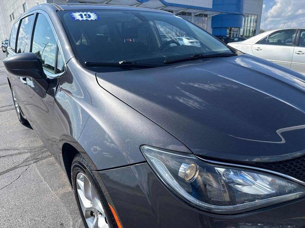 Used 2019 Chrysler Pacifica Touring Plus w/ Tire & Wheel Group FWD image 12