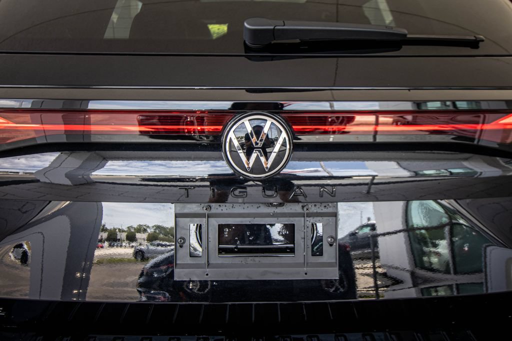 Certified 2025 Volkswagen Tiguan SE R-Line FWD image 16