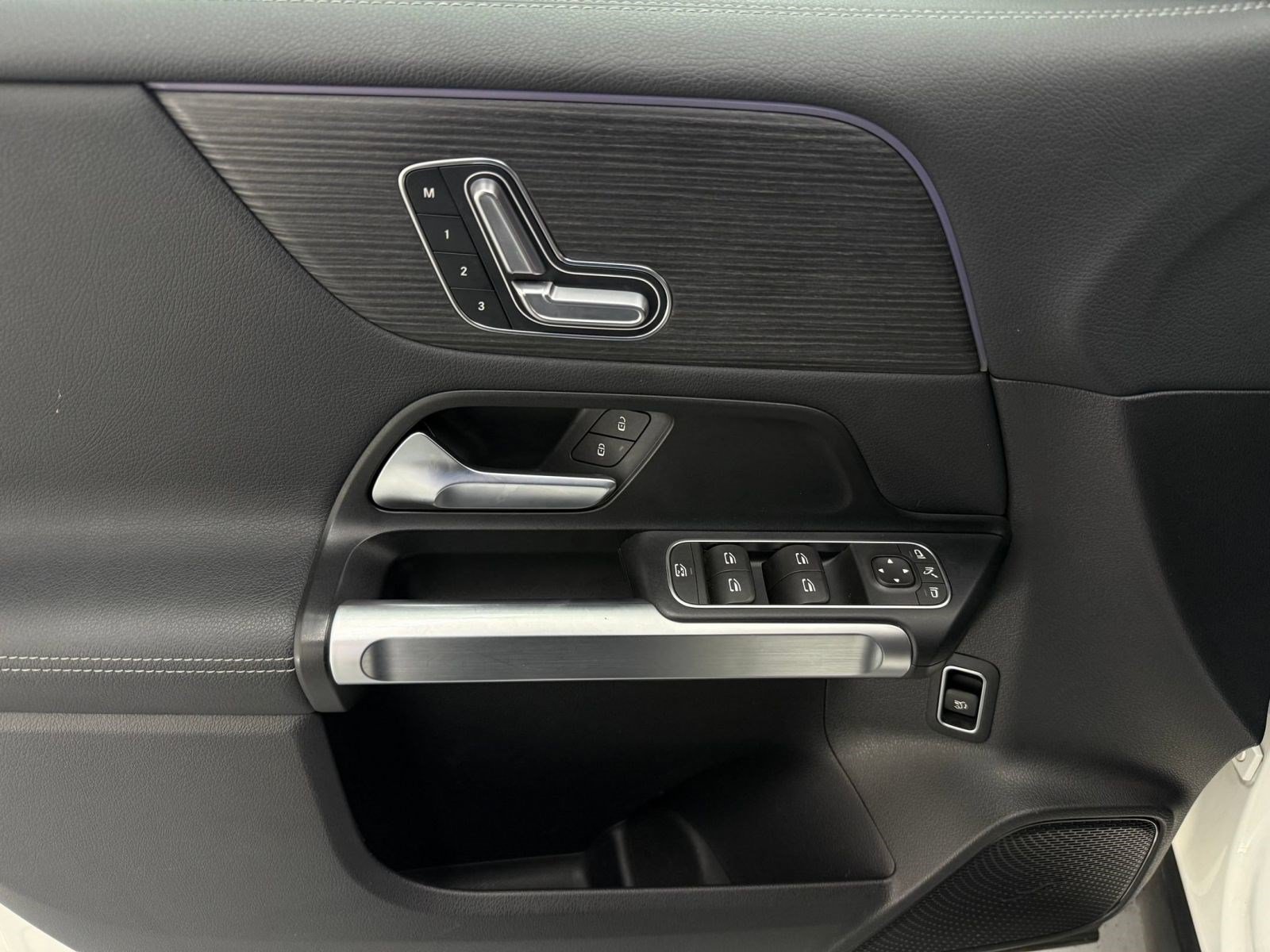 Used 2023 Mercedes-Benz EQB 300 4MATIC image 11