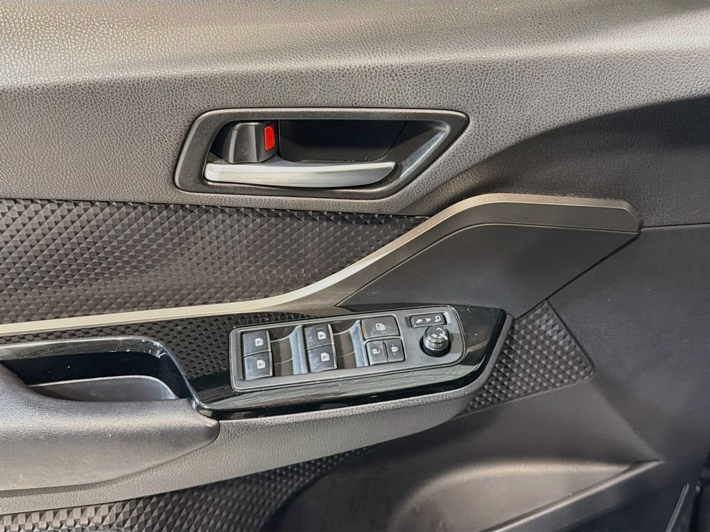 Used 2019 Toyota C-HR XLE FWD image 18