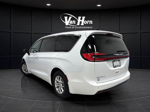 Used 2023 Chrysler Pacifica Touring-L FWD image 5
