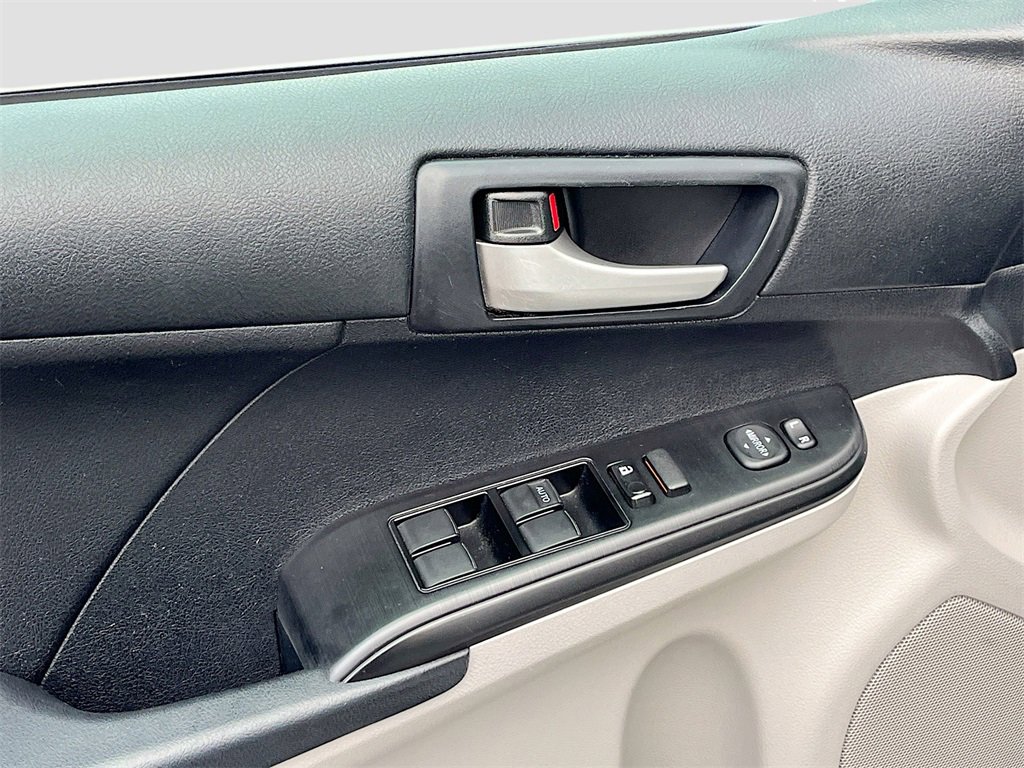 Used 2013 Toyota Camry L image 16