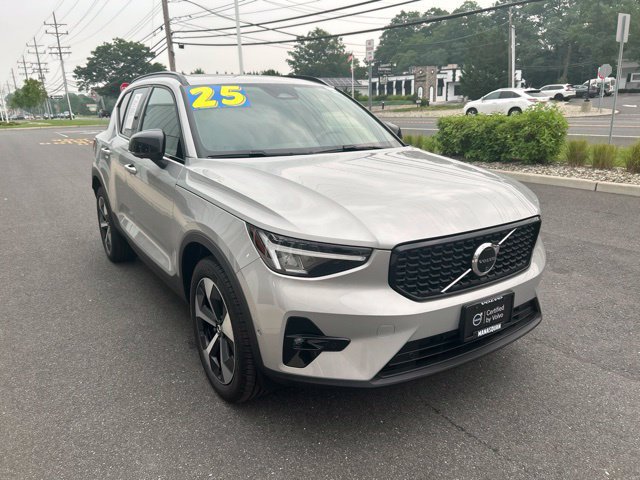 Certified 2025 Volvo XC40 B5 Plus AWD/4WD image 6