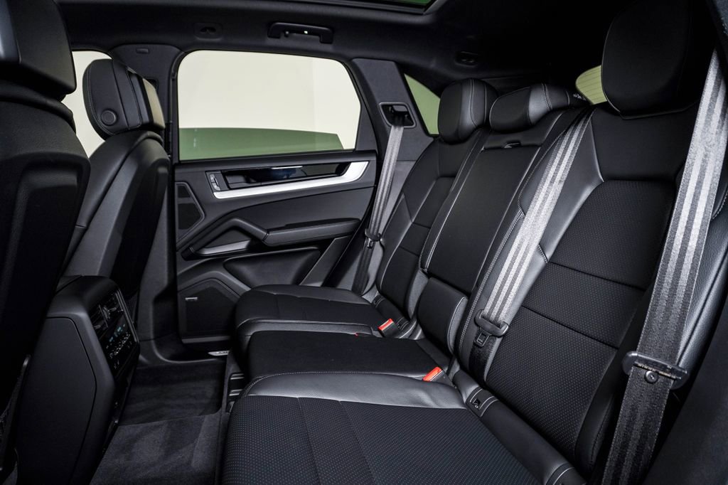 Certified 2025 Porsche Cayenne AWD/4WD image 17