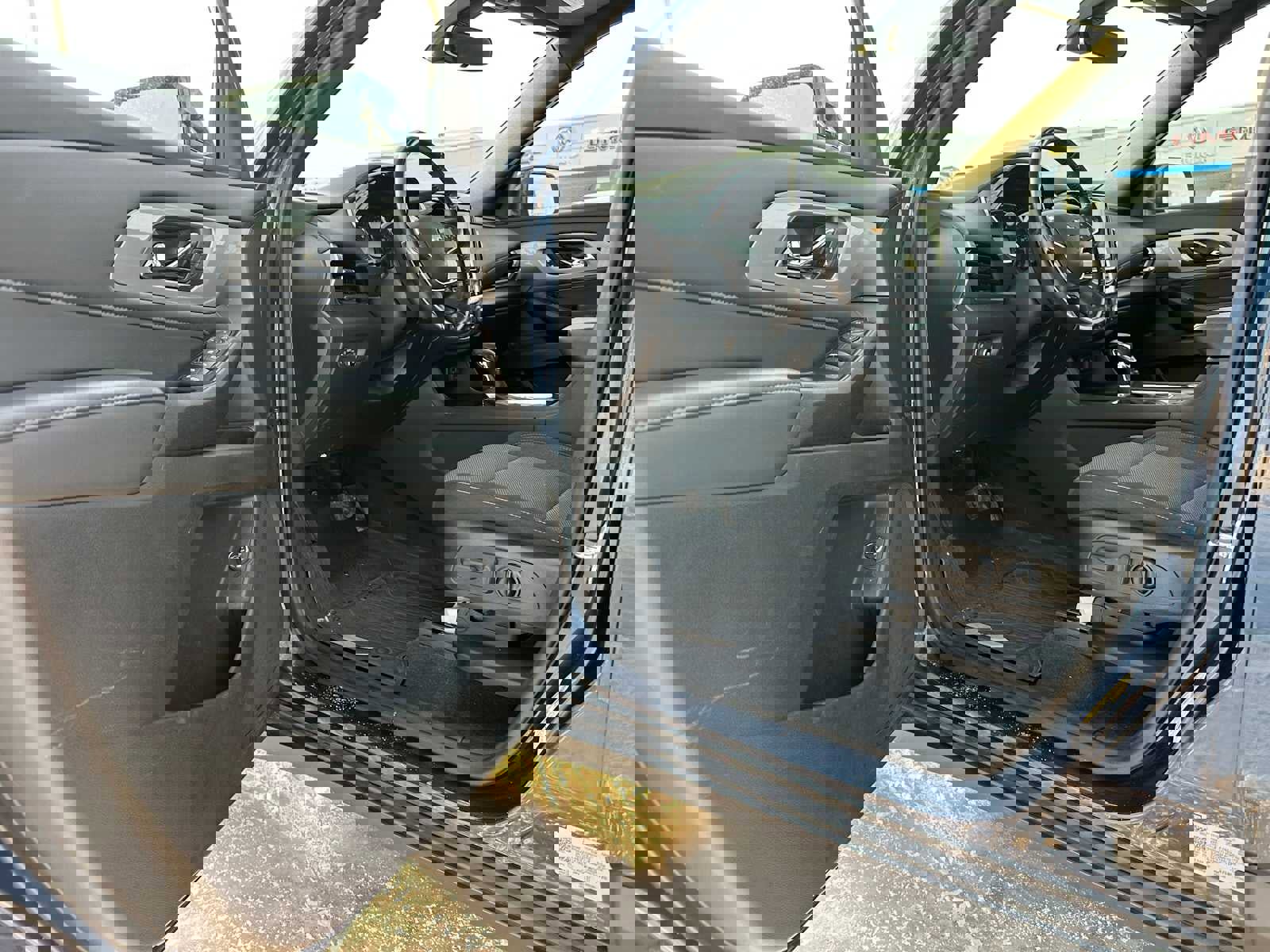 Used 2022 Chevrolet Traverse LT image 21