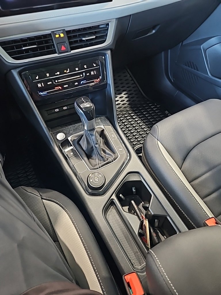 Used 2025 Volkswagen Taos SEL image 33