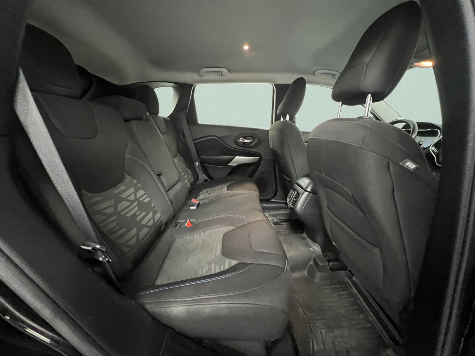 Used 2020 Jeep Cherokee Latitude AWD/4WD image 39