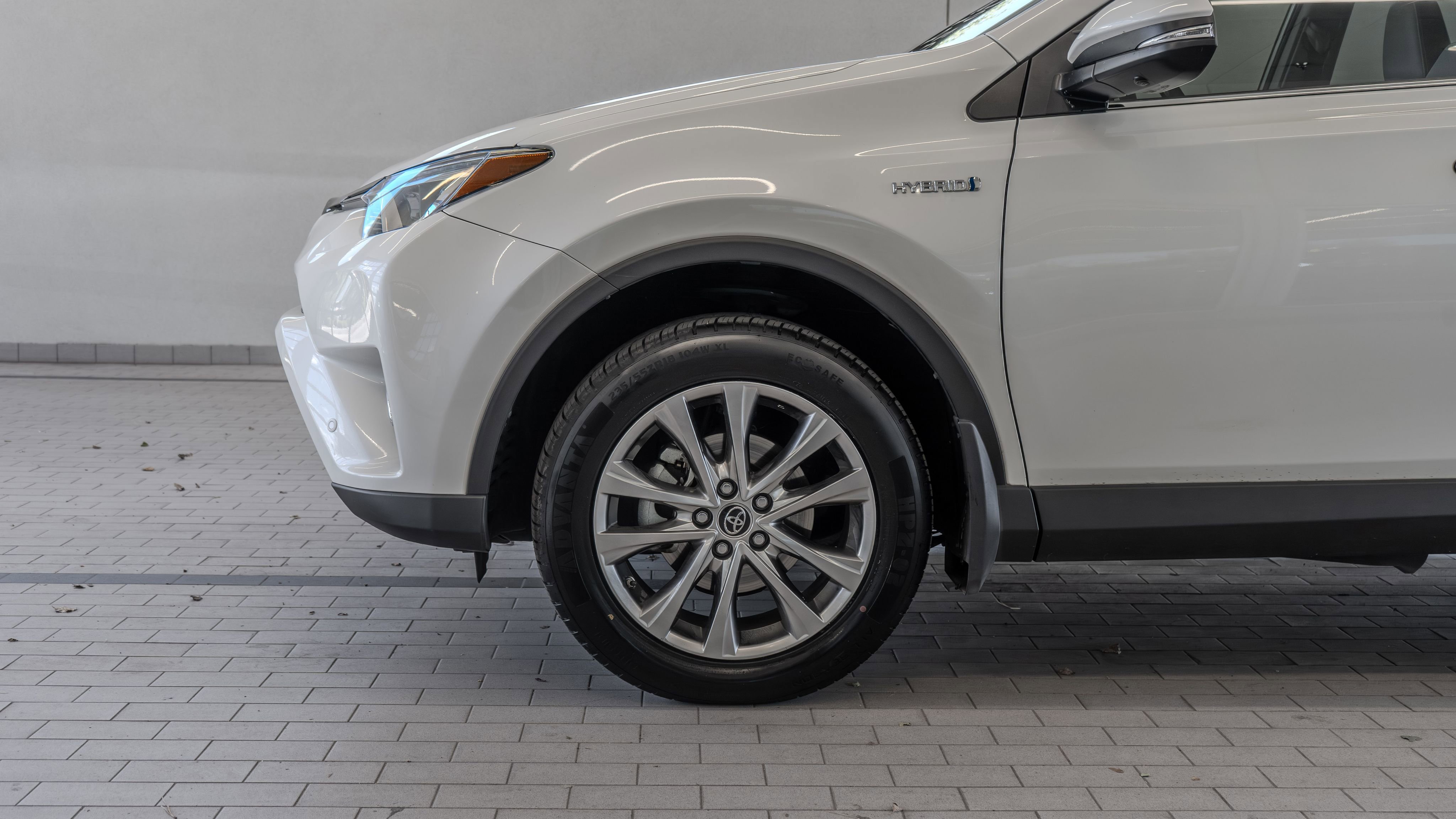 Used 2018 Toyota RAV4 Limited w/ Advanced Technology Package AWD/4WD image 4