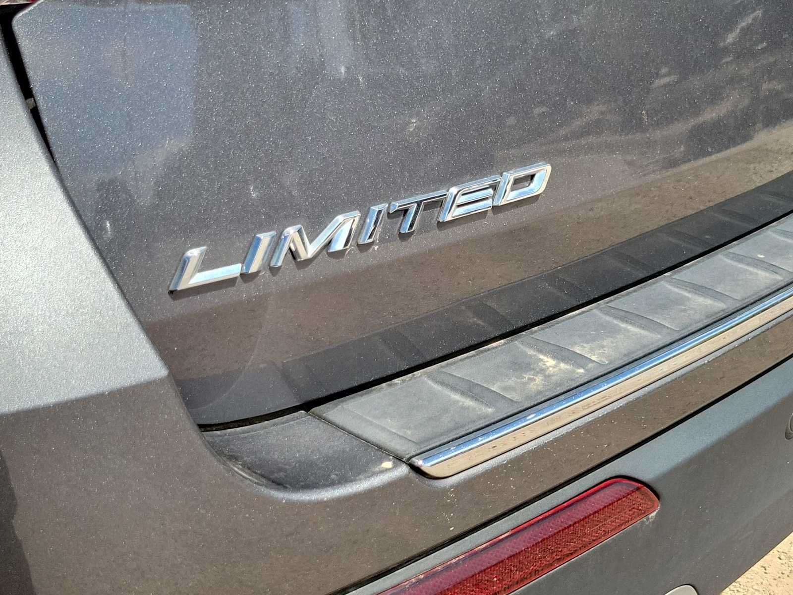 Used 2022 Ford Explorer Limited w/ Equipment Group 301A RWD image 11