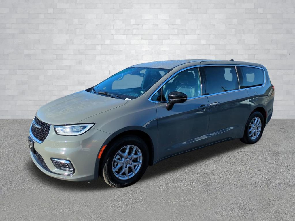 Used 2025 Chrysler Pacifica Select image 9