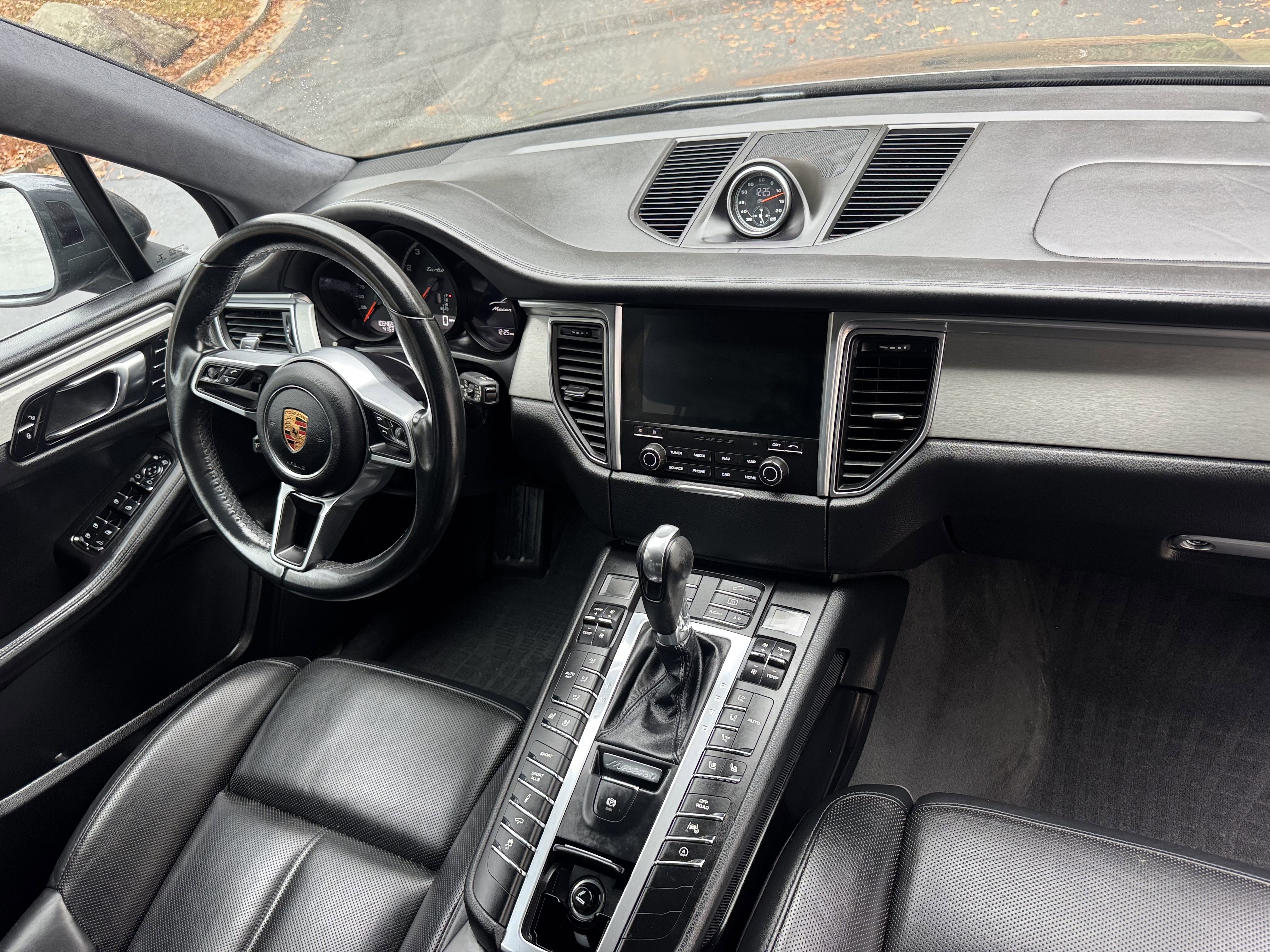 Used 2017 Porsche Macan Turbo image 28