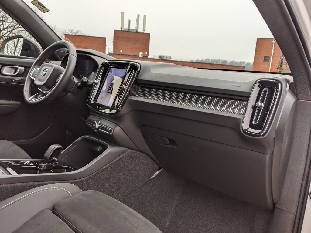 Certified 2025 Volvo XC40 B5 Plus image 21