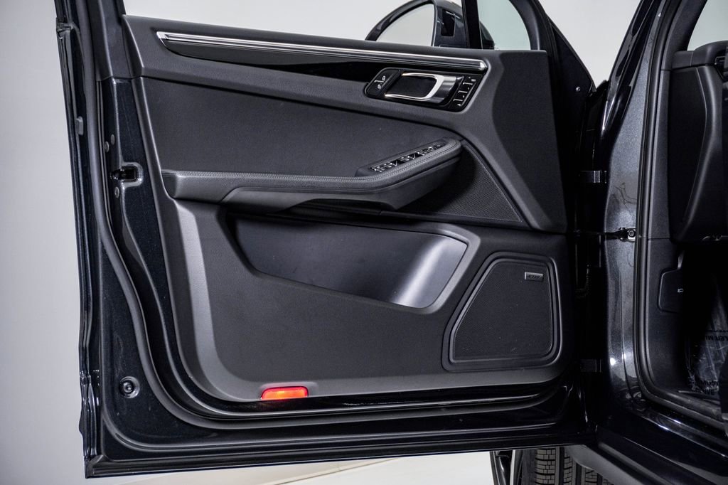 Certified 2025 Porsche Macan image 25