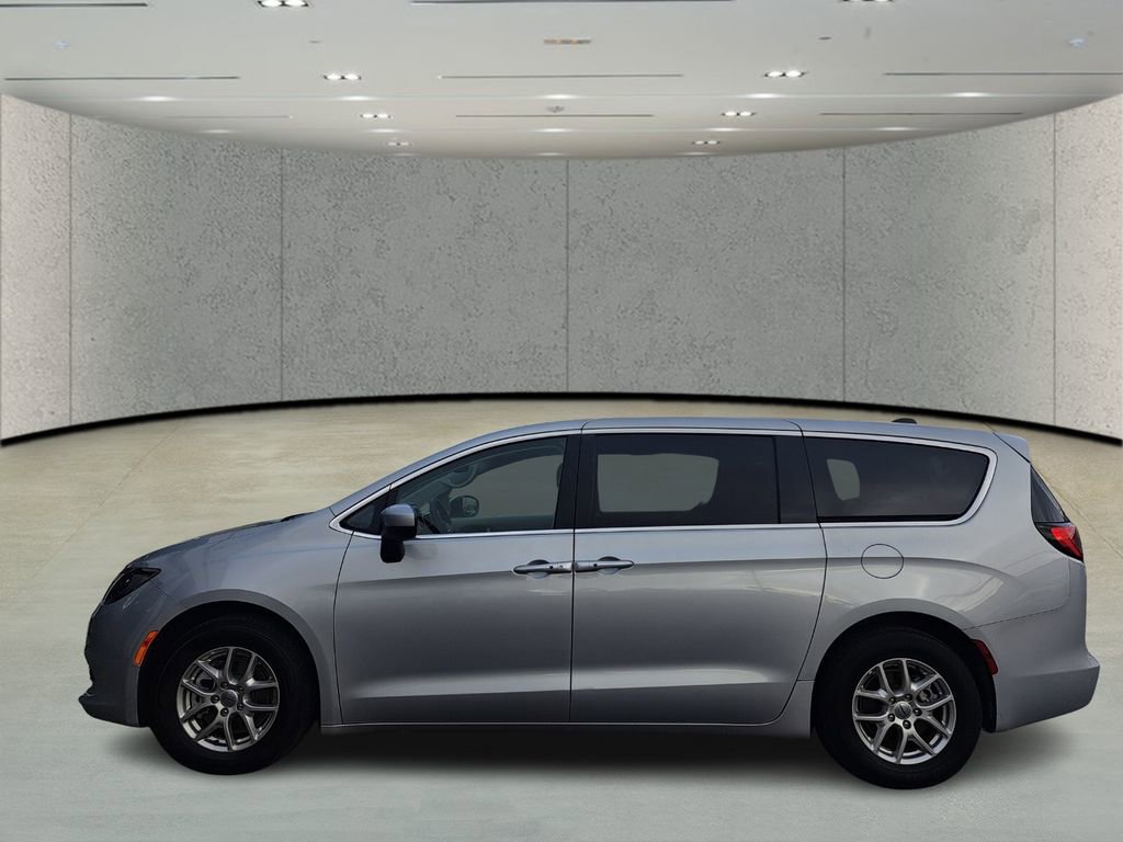 Used 2023 Chrysler Voyager LX image 8