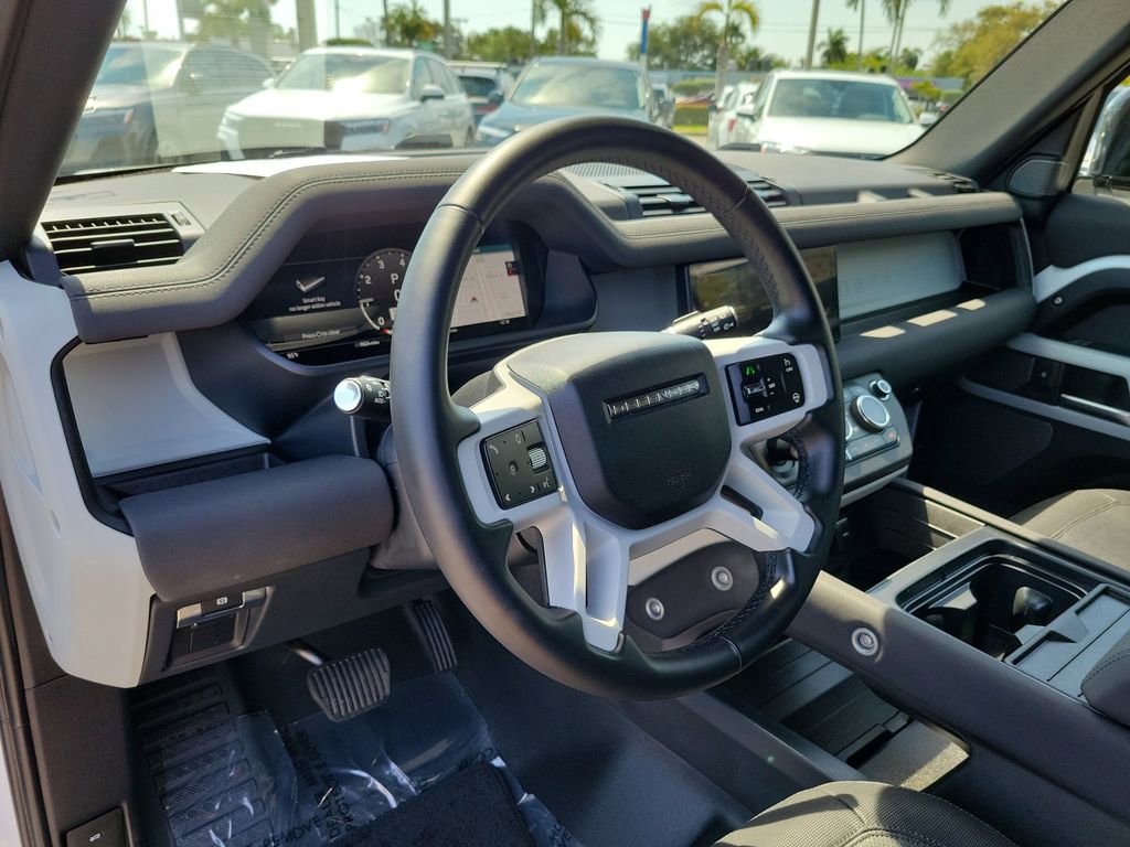 Used 2023 Land Rover Defender 90 X-Dynamic SE image 6