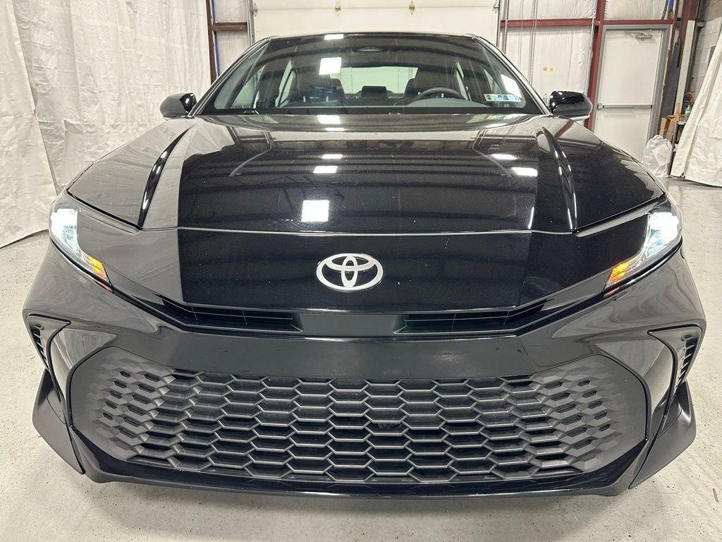 Used 2025 Toyota Camry SE image 2
