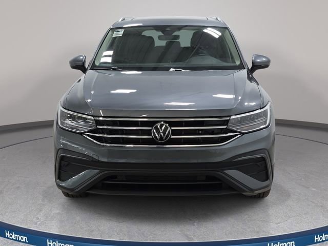 Used 2024 Volkswagen Tiguan SE w/ Panoramic Sunroof Package image 3