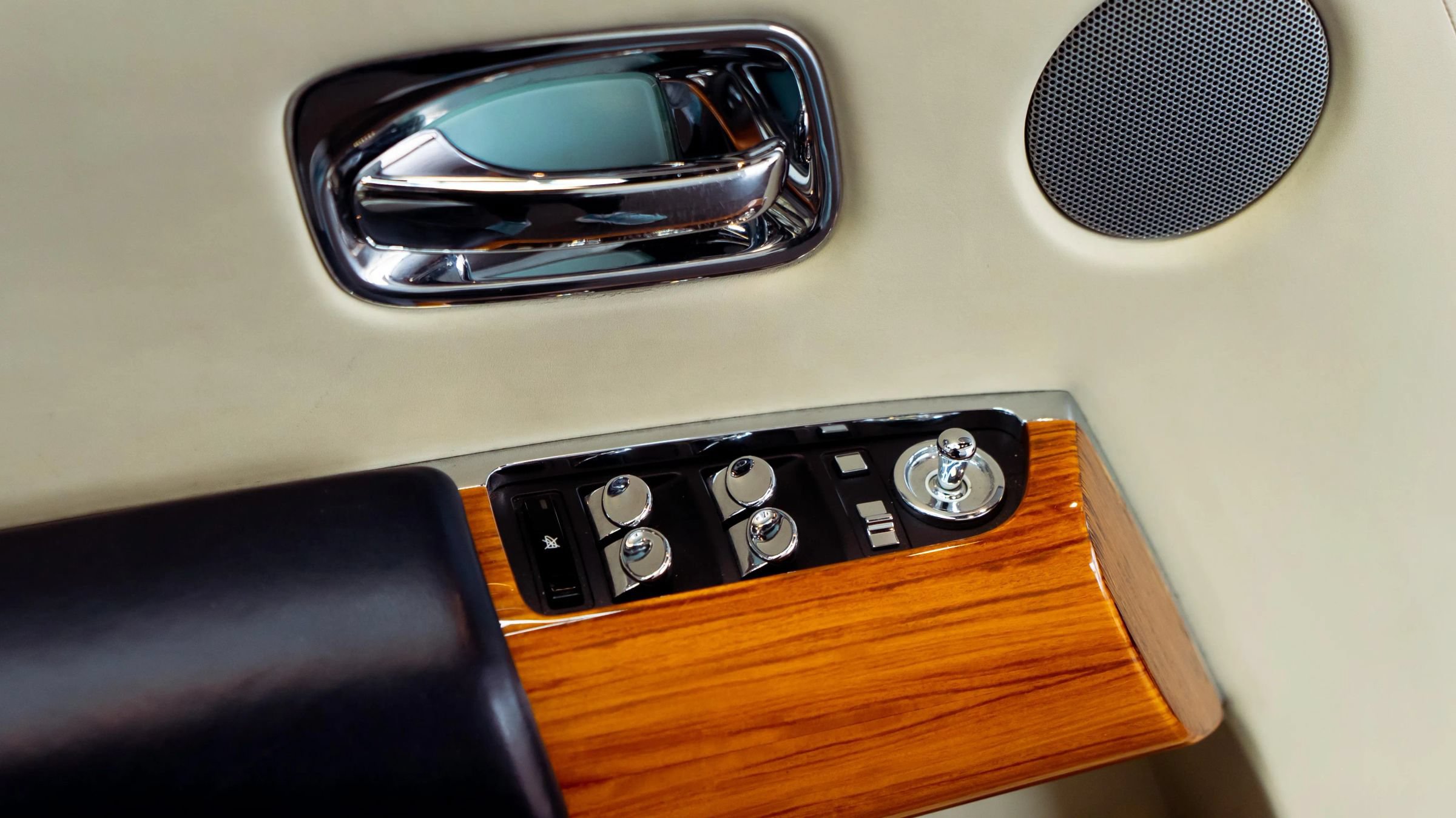 Used 2011 Rolls-Royce Phantom Drophead Coupe RWD image 27