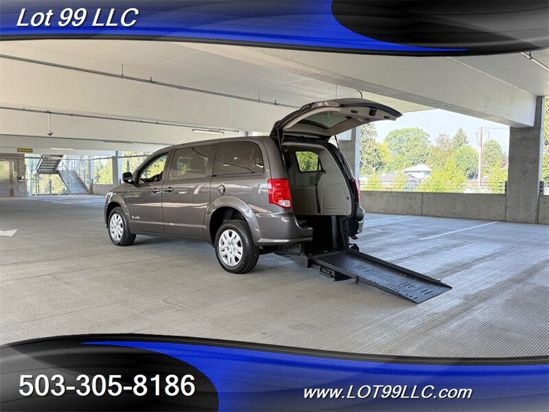 Used 2018 Dodge Grand Caravan SE w/ Power Convenience Group I FWD image 2