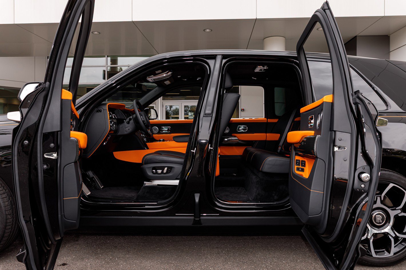 Used 2022 Rolls-Royce Cullinan Black Badge w/ Dark Exterior Package image 47