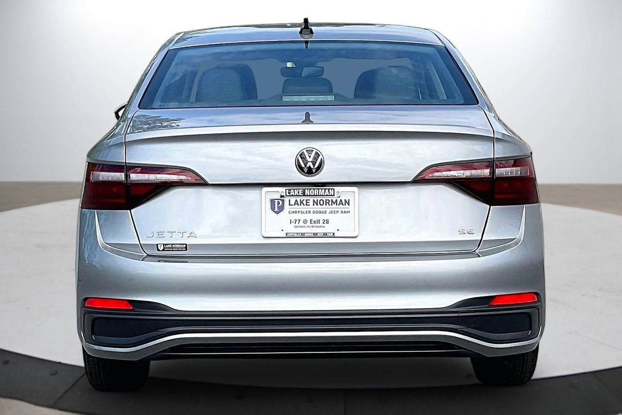 Used 2024 Volkswagen Jetta SE image 8