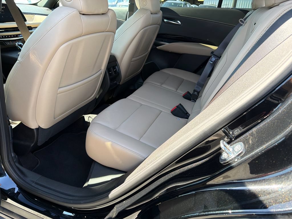 Used 2024 Cadillac XT4 Luxury w/ Cold Weather Package FWD image 21