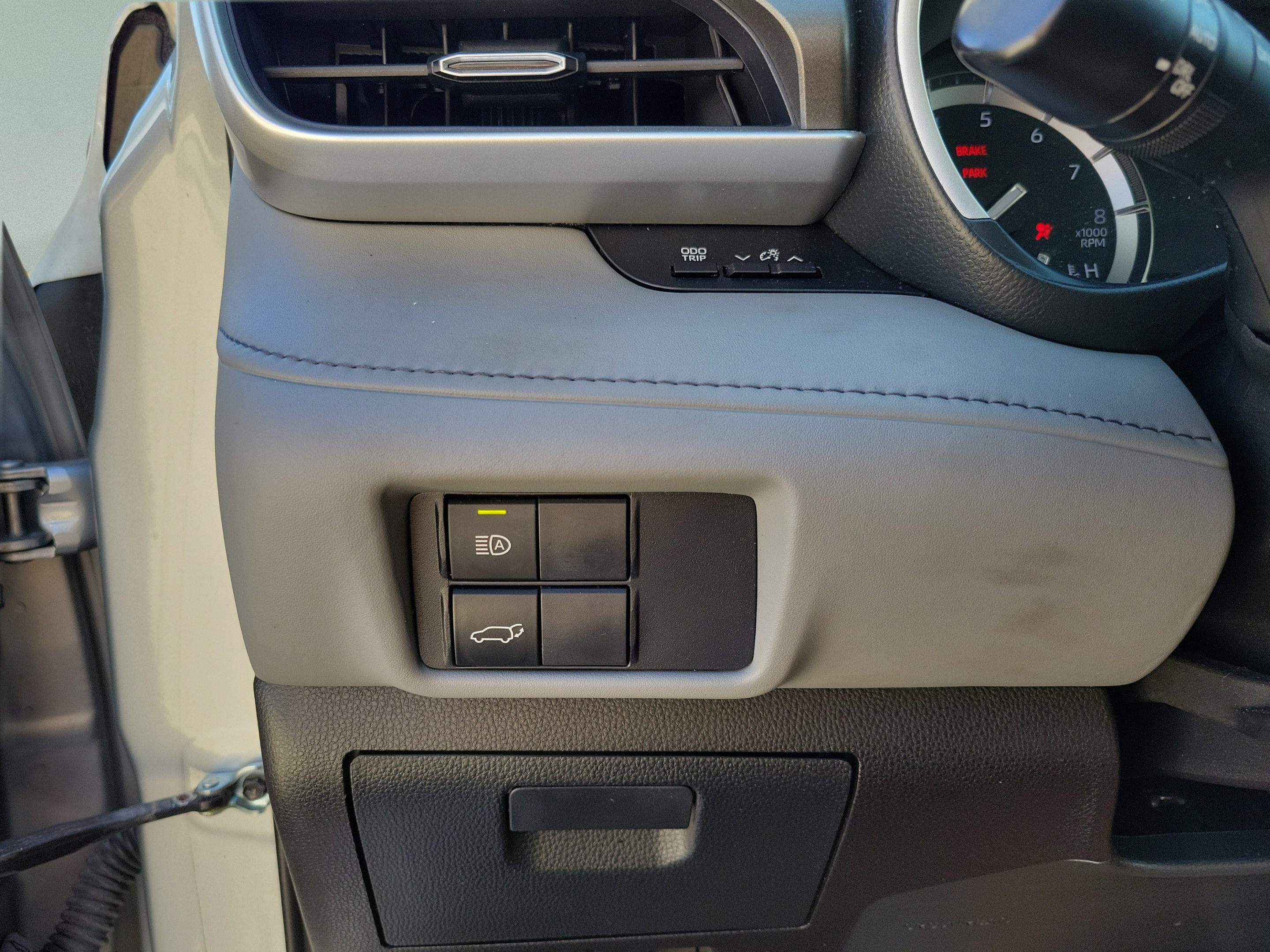 Used 2021 Toyota Highlander XLE FWD image 11