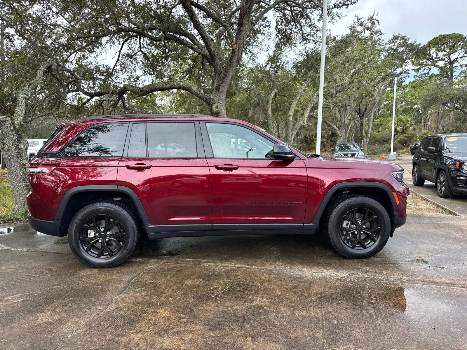 Certified 2025 Jeep Grand Cherokee Altitude image 2