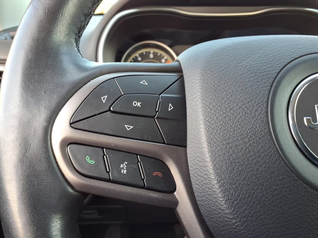 Certified 2020 Jeep Cherokee Latitude Plus w/ Cold Weather Group AWD/4WD image 19
