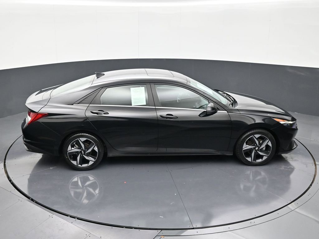 Used 2023 Hyundai Elantra Limited w/ Preferred Accessory Package FWD image 17