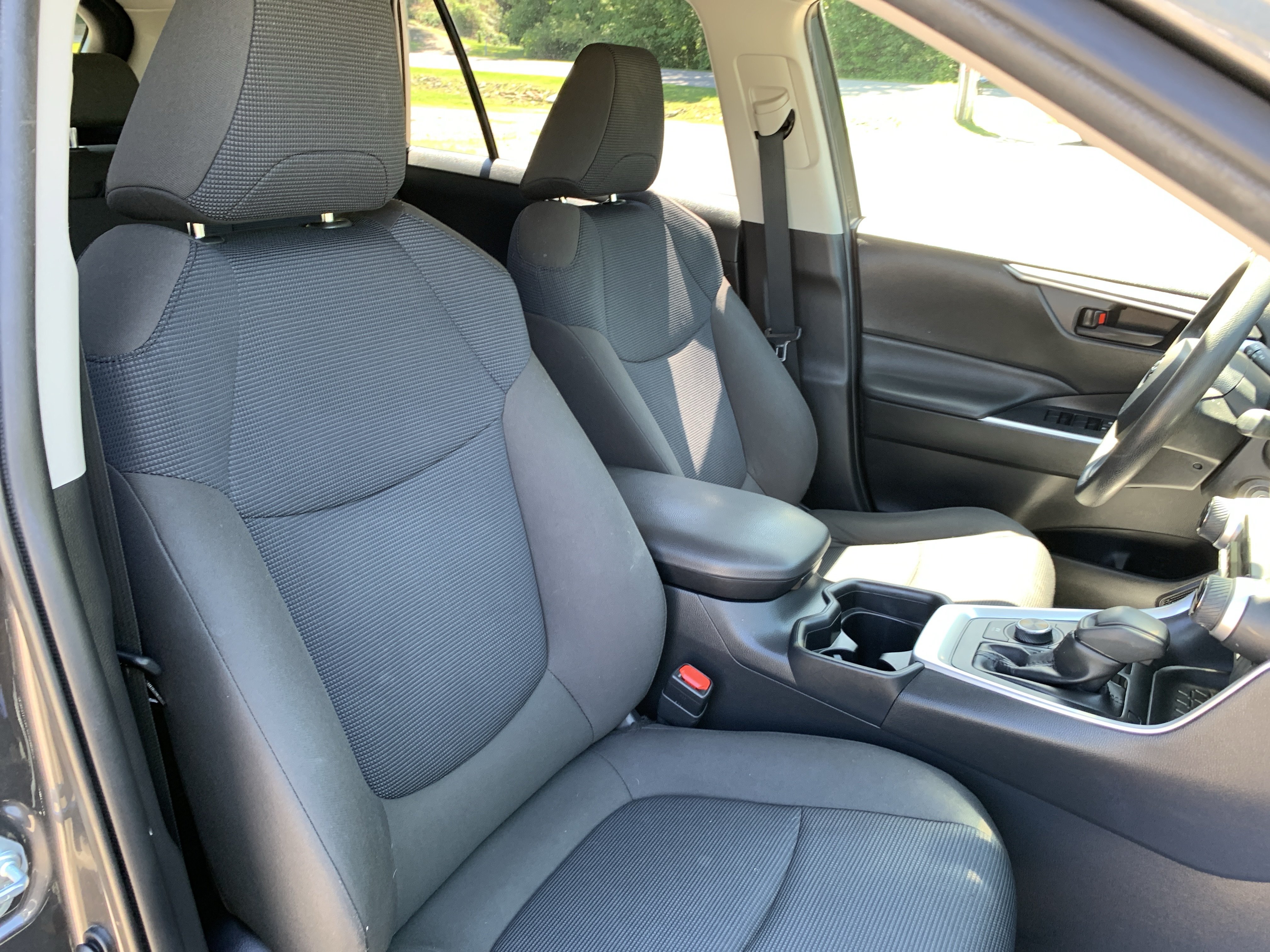 Used 2020 Toyota RAV4 LE w/ Carpet Mat Package AWD/4WD image 35