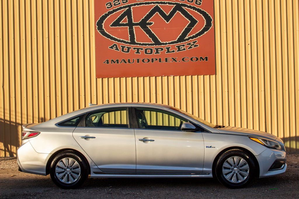 Used 2016 Hyundai Sonata SE image 2