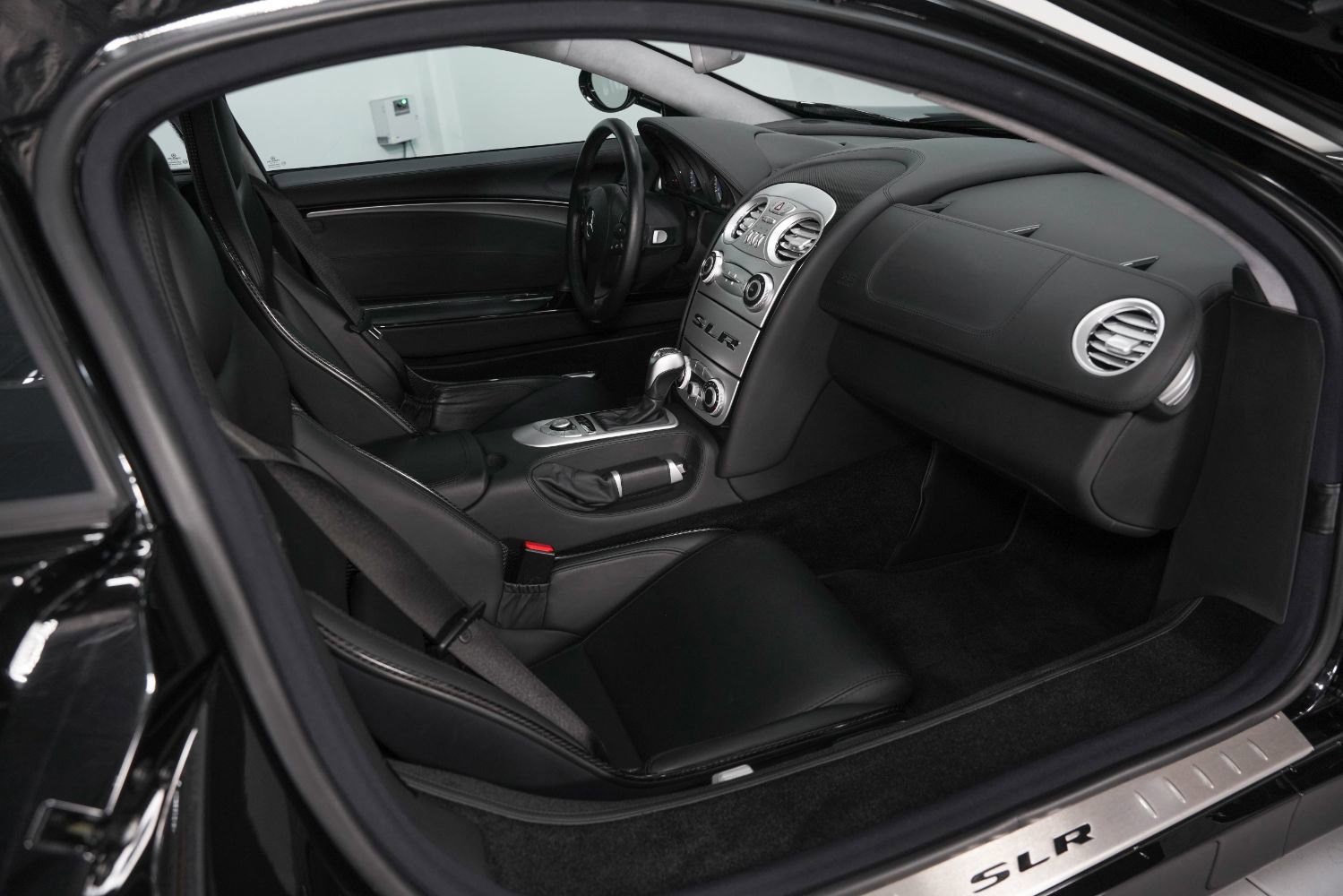 Used 2006 Mercedes-Benz SLR image 2