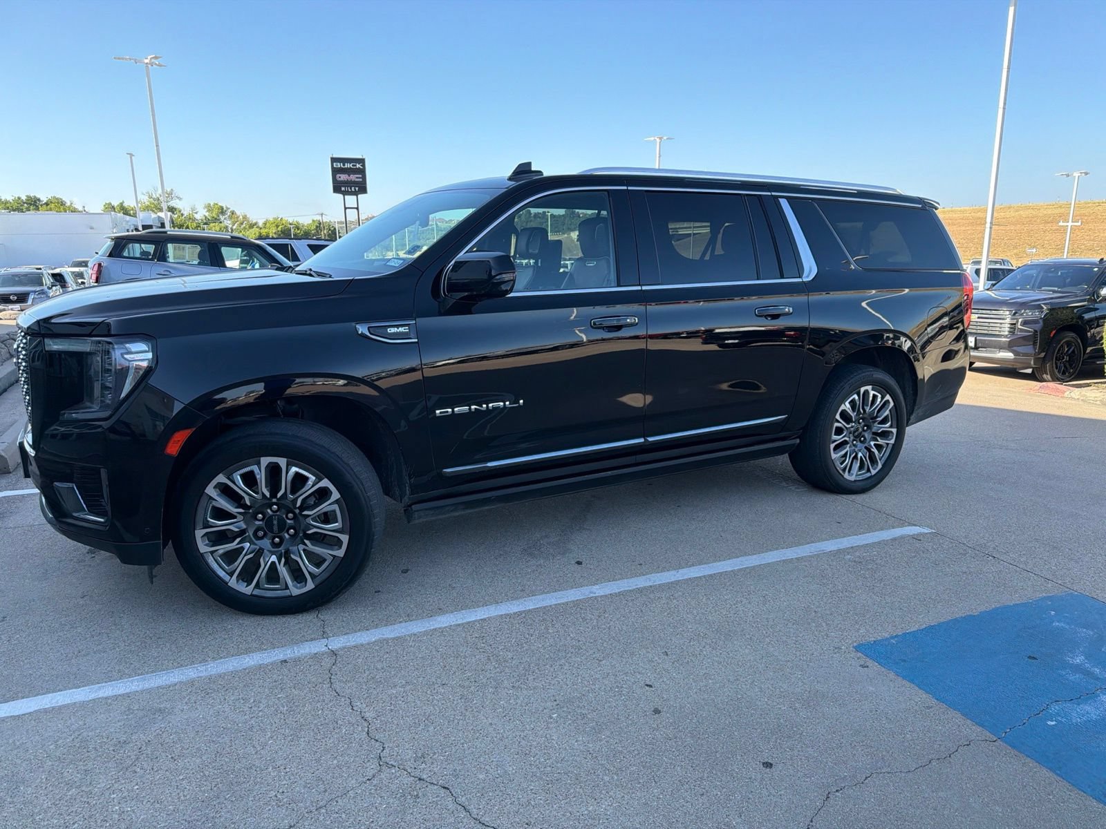 Used 2023 GMC Yukon XL Denali Ultimate AWD/4WD image 1