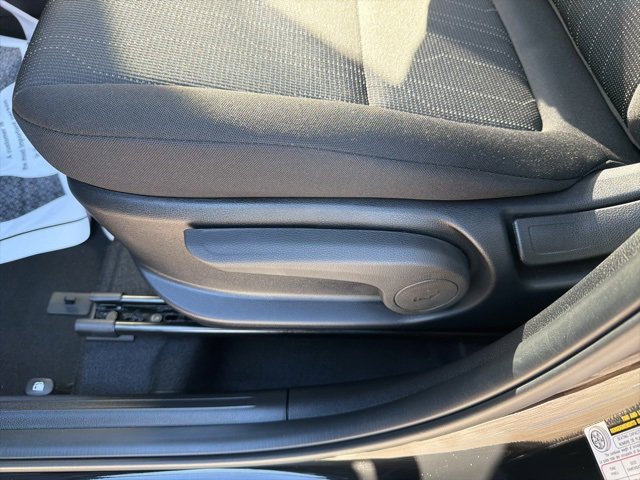 Certified 2025 Hyundai Venue SE image 17