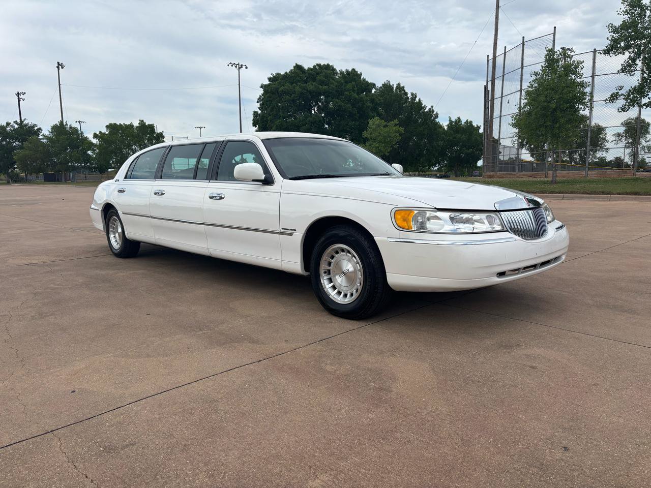 Used 1999 Lincoln Town Car Executive RWD image 26