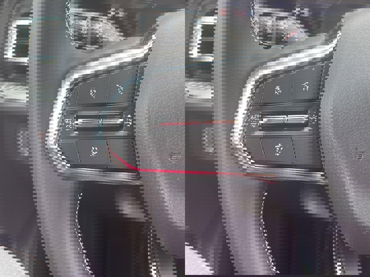 Used 2025 Chevrolet Traverse LT image 17