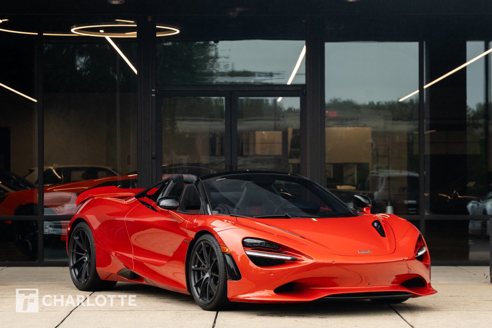 Used 2025 McLaren 750S Spider RWD image 1